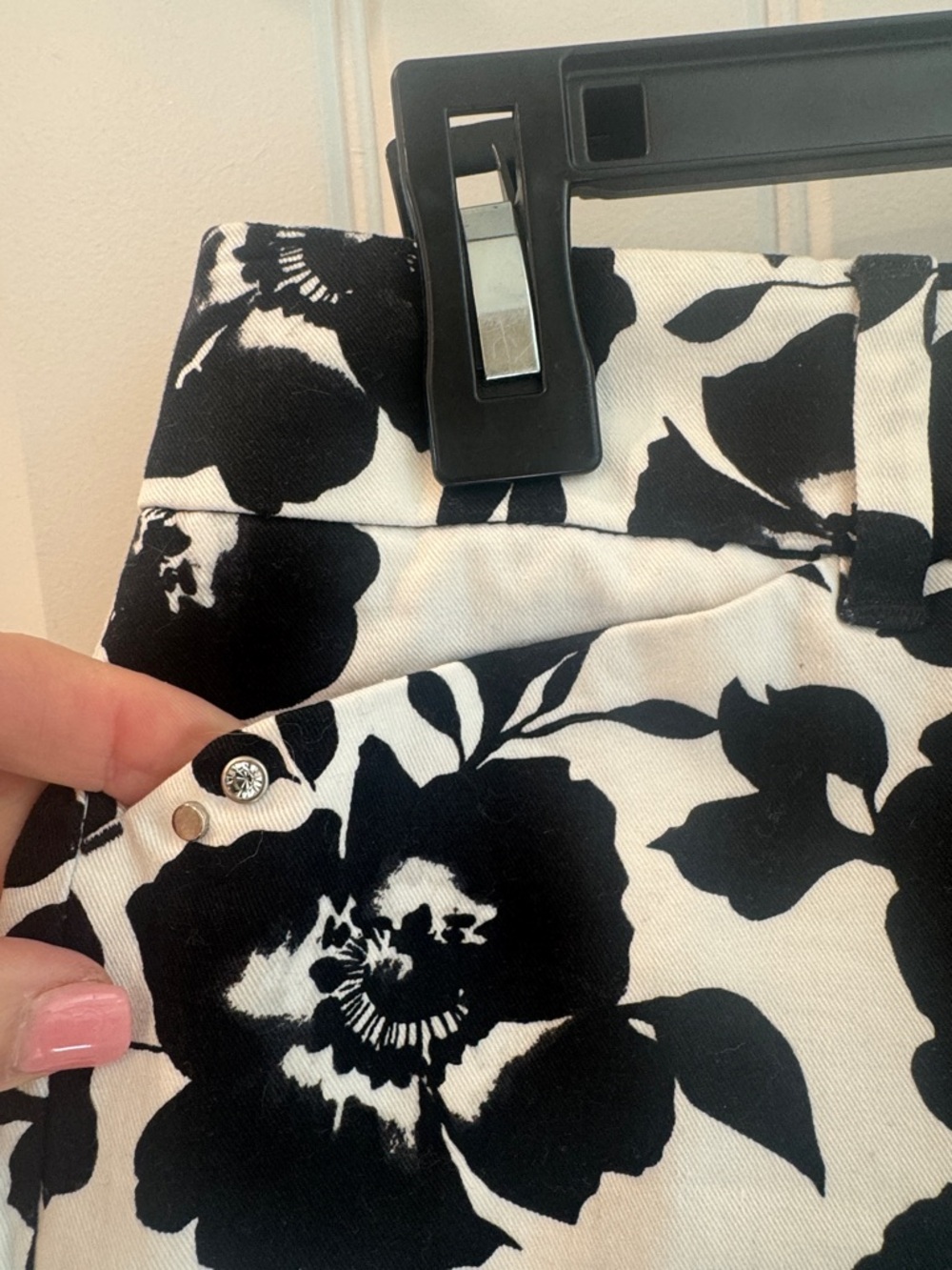 WHBM Mid Rise Floral Print Shorts 2 $68 NWOT Black White Ecru - Picture 6 of 14